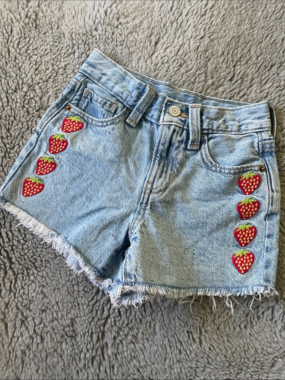 Old Navy Light Blue Denim Kids Shorts with Red Strawberry embroidered sz 6
